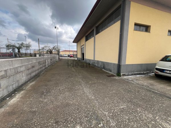 locale commerciale in affitto a Gravina di Catania