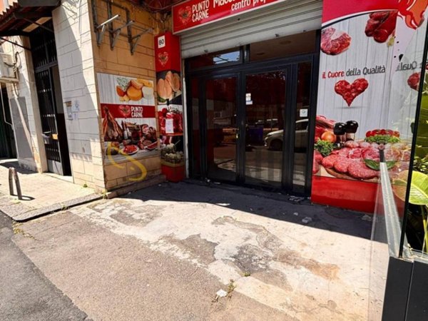 negozio in affitto a Gravina di Catania in zona Fasano