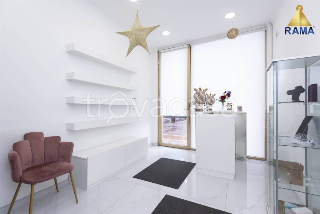 negozio in affitto a Gravina di Catania