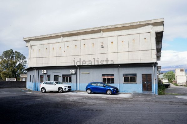 locale di sgombero in affitto a Motta Sant'Anastasia