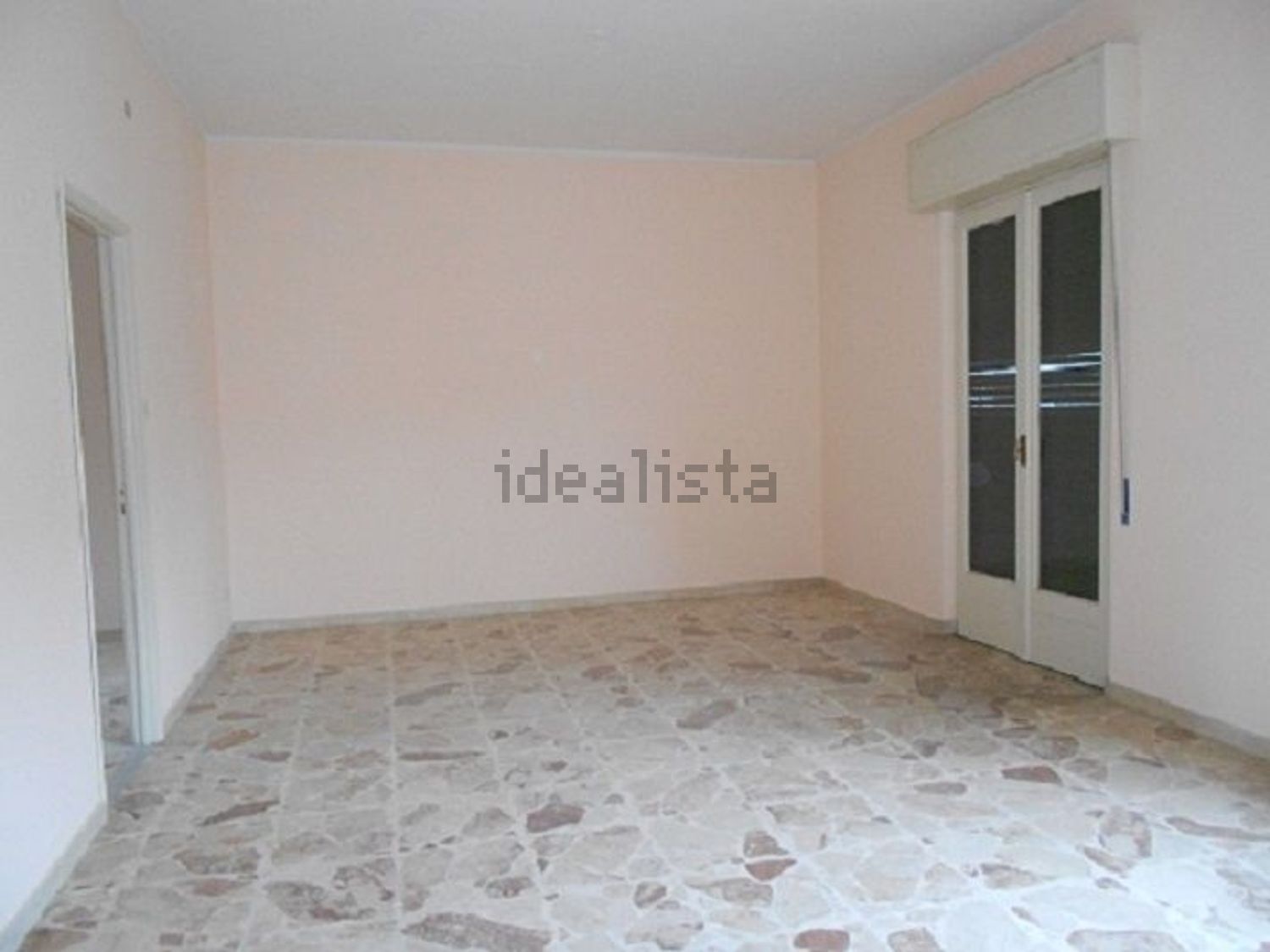 appartamento in affitto a Valverde(CT)