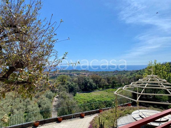 appartamento in affitto a Valverde(CT)