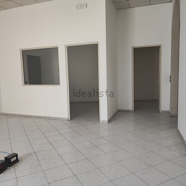 locale commerciale in affitto a Valverde(CT)