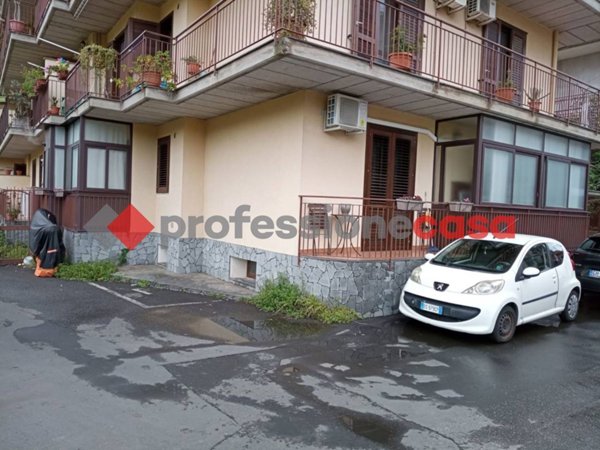 appartamento in affitto a Valverde(CT)