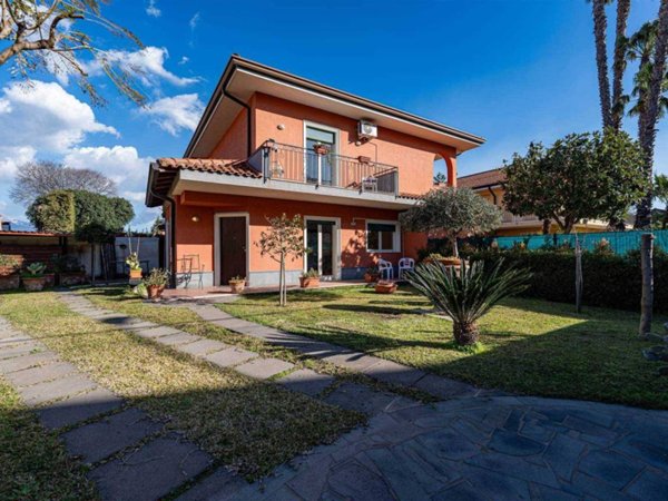 casa indipendente in affitto a Valverde(CT)