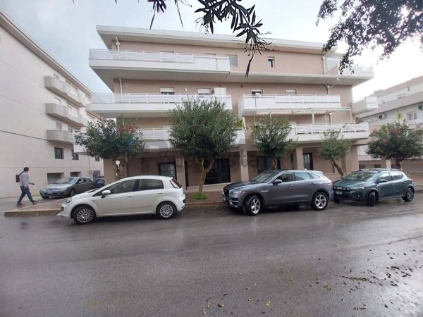 locale commerciale in affitto a Pozzallo