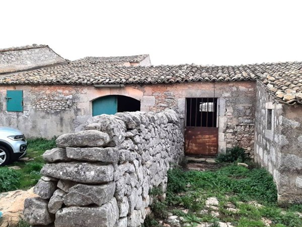 locale commerciale in affitto a Ragusa