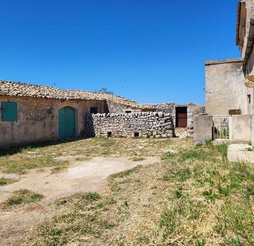 negozio in affitto a Ragusa in zona Punta Braccetto