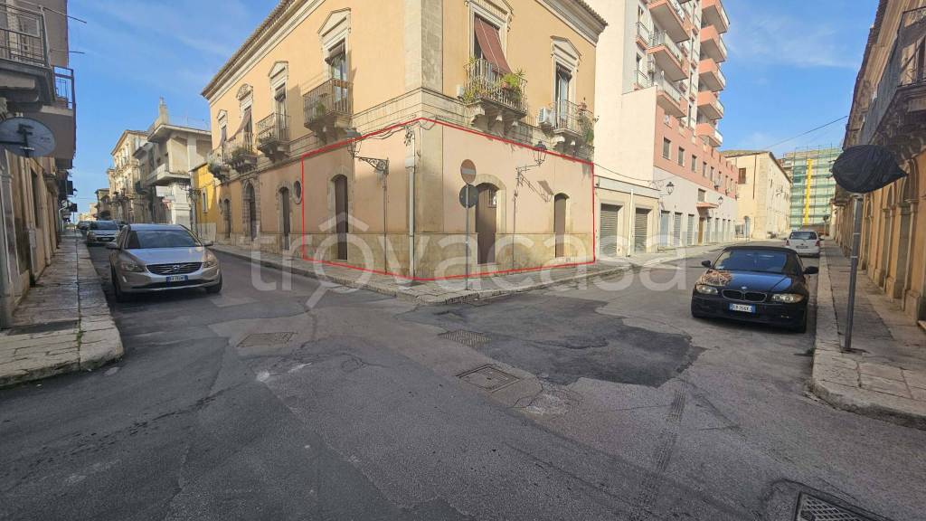 locale commerciale in affitto a Vittoria
