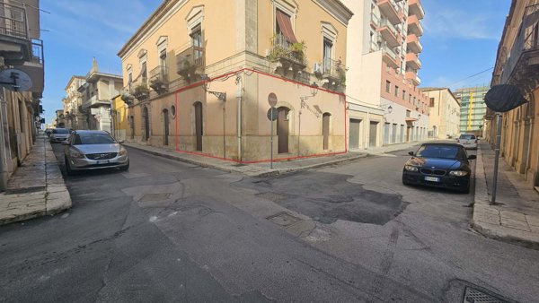 locale commerciale in affitto a Vittoria