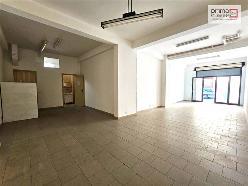 locale commerciale in affitto a Vittoria