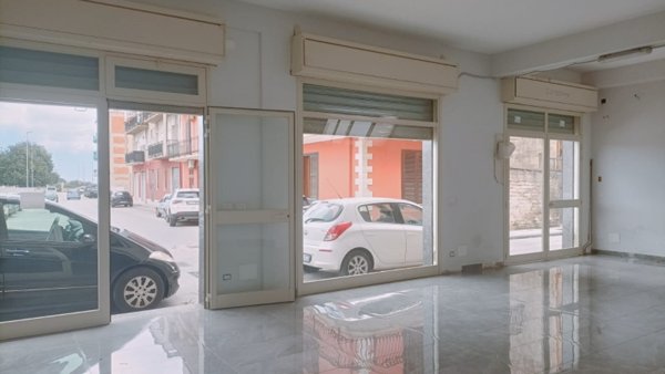 locale commerciale in affitto a Floridia