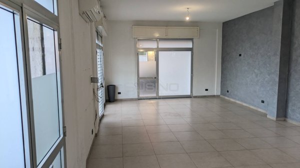 locale commerciale in affitto a Floridia