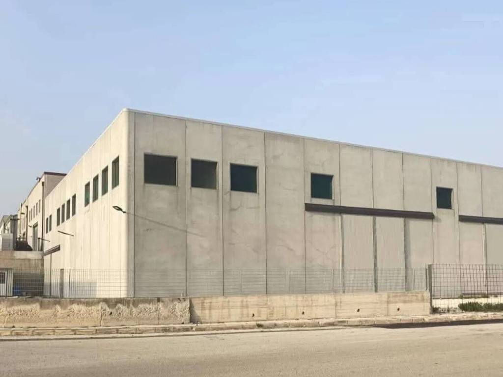 locale commerciale in affitto a Floridia