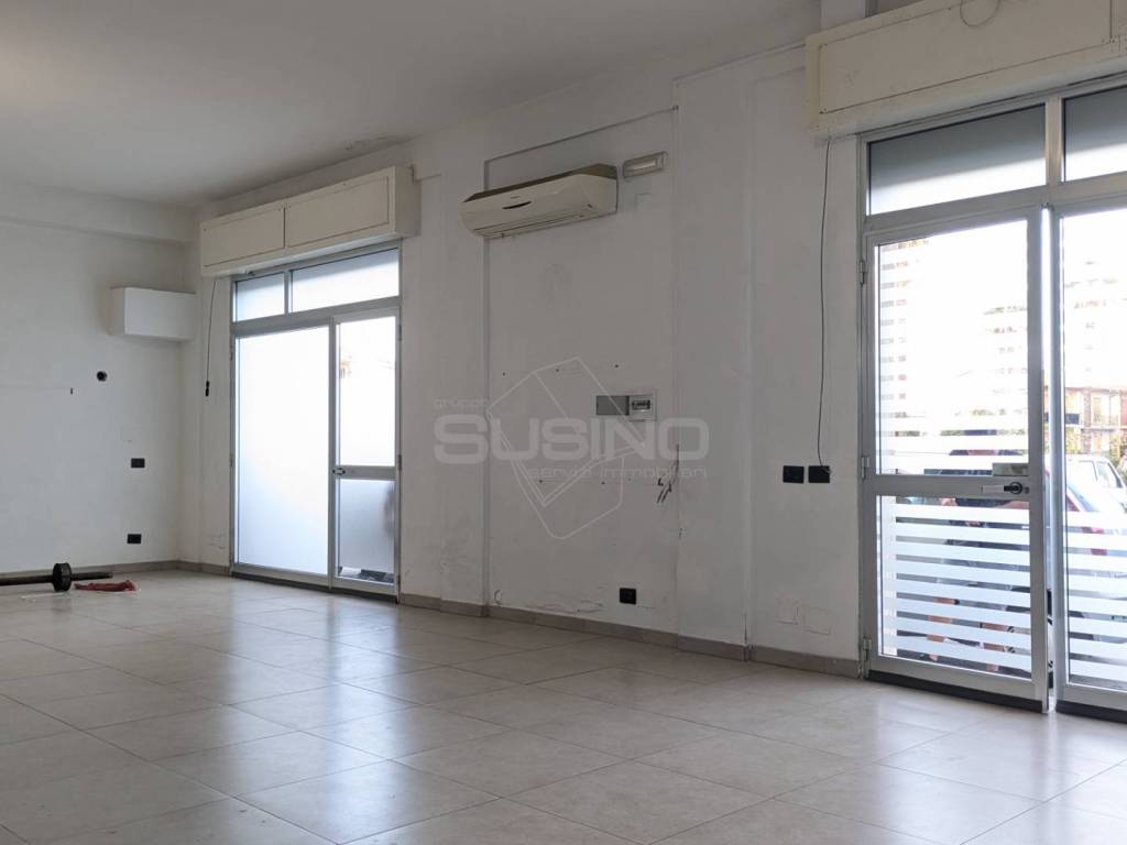 negozio in affitto a Floridia