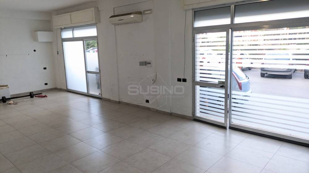 locale commerciale in affitto a Floridia