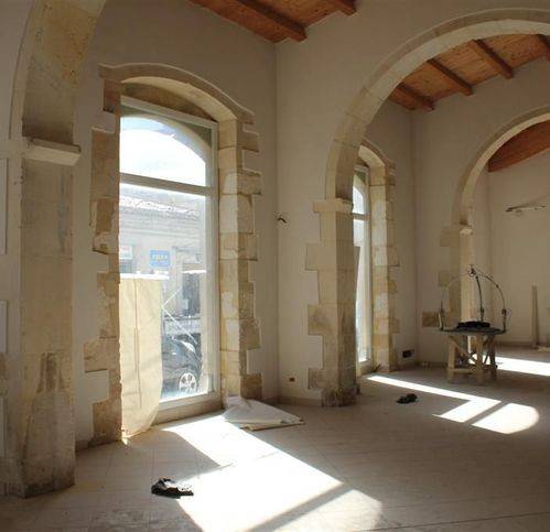 negozio in affitto a Siracusa in zona Isola Ortigia