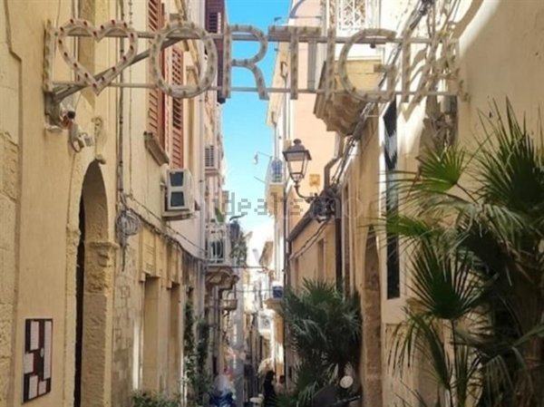 negozio in affitto a Siracusa in zona Isola Ortigia