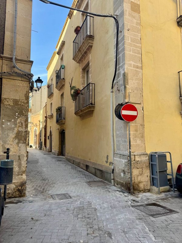 negozio in affitto a Siracusa in zona Isola Ortigia