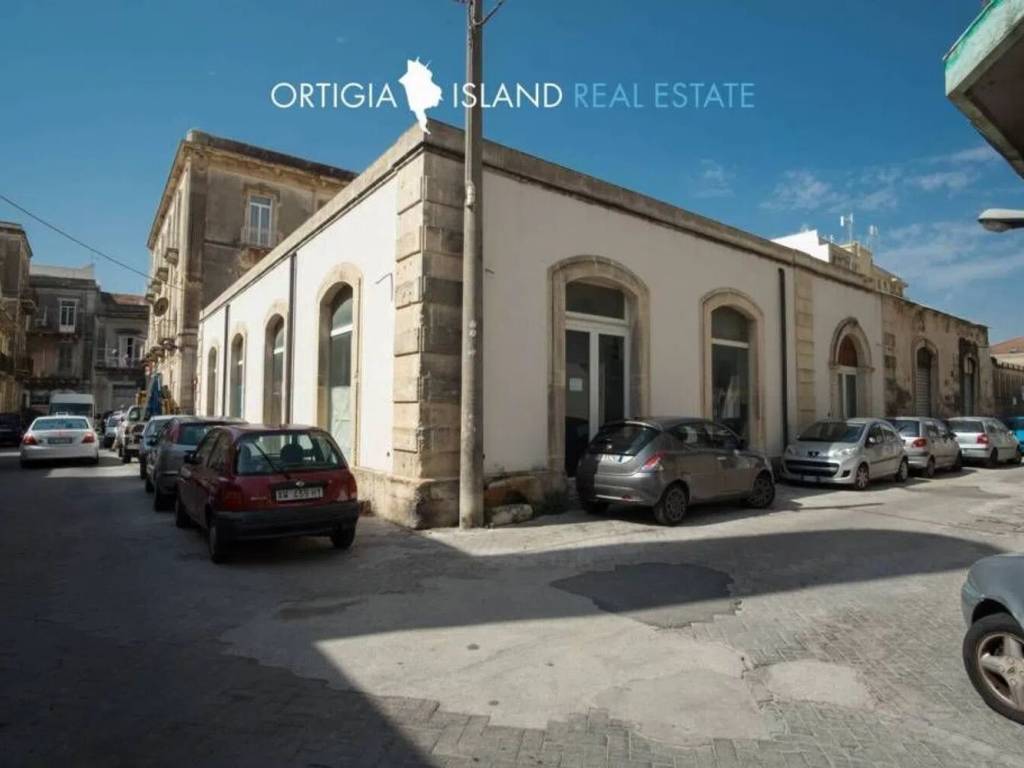 negozio in affitto a Siracusa in zona Isola Ortigia