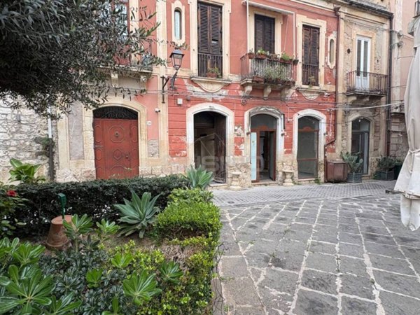 negozio in affitto a Siracusa in zona Isola Ortigia