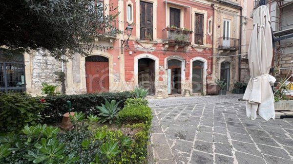 negozio in affitto a Siracusa in zona Isola Ortigia
