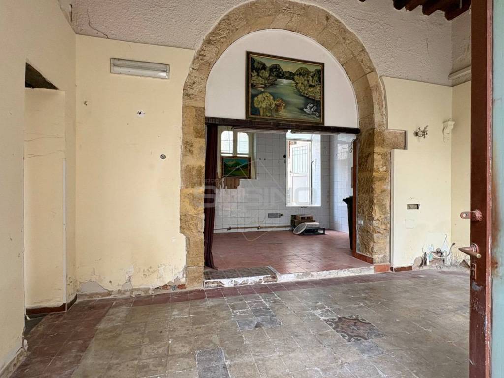 negozio in affitto a Siracusa in zona Isola Ortigia