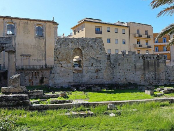 negozio in affitto a Siracusa in zona Isola Ortigia