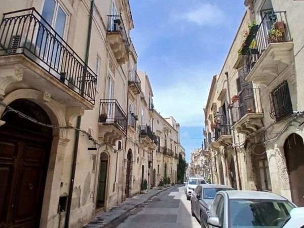 negozio in affitto a Siracusa in zona Isola Ortigia