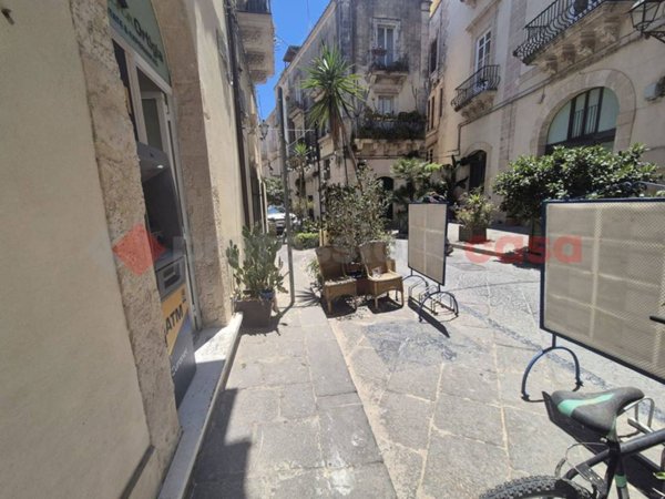negozio in affitto a Siracusa in zona Isola Ortigia