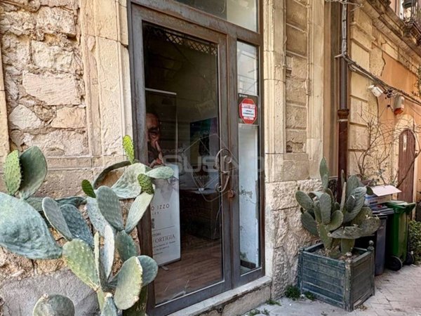 negozio in affitto a Siracusa in zona Isola Ortigia