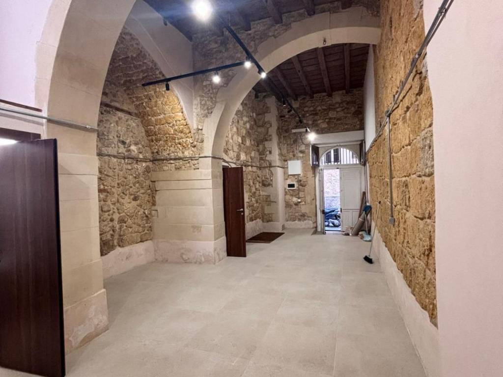 negozio in affitto a Siracusa in zona Isola Ortigia