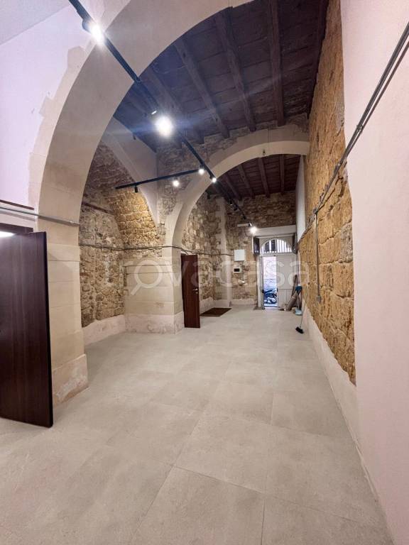 negozio in affitto a Siracusa in zona Isola Ortigia