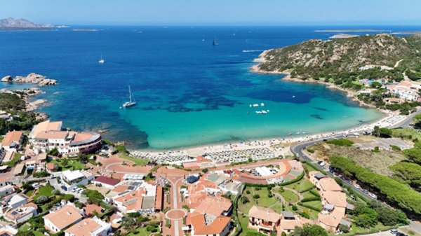 negozio in affitto ad Arzachena in zona Baja Sardinia