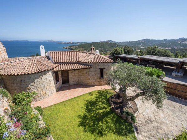 casa indipendente in affitto ad Arzachena in zona Cannigione