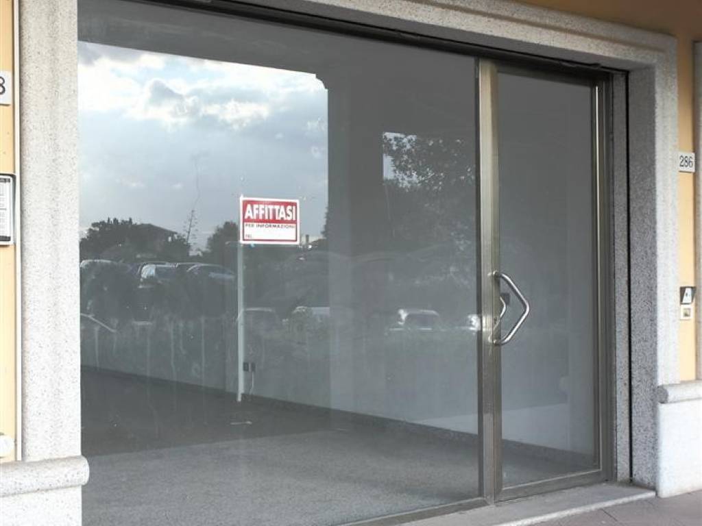 negozio in affitto ad Olbia in zona Aldo Moro