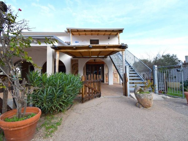 negozio in affitto a Loiri Porto San Paolo in zona Vaccileddi.