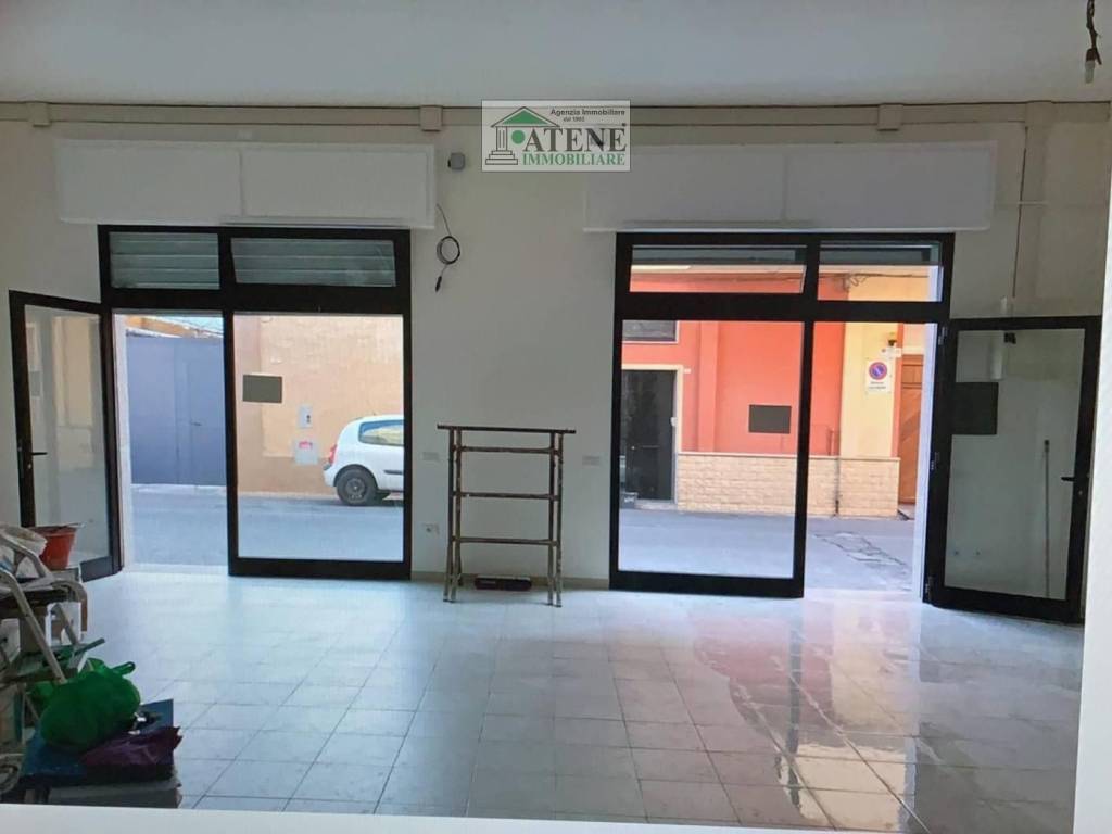 negozio in affitto a Cagliari in zona Pirri