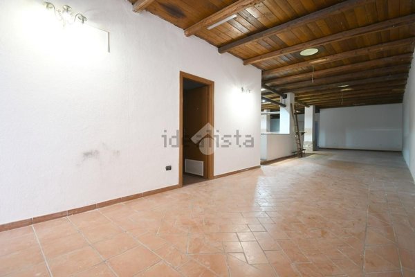 negozio in affitto a Cagliari in zona Villanova