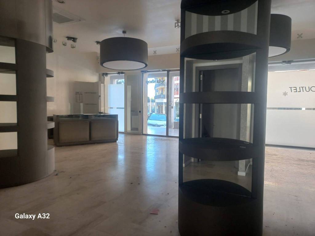 negozio in affitto a Cagliari in zona Monte Mixi