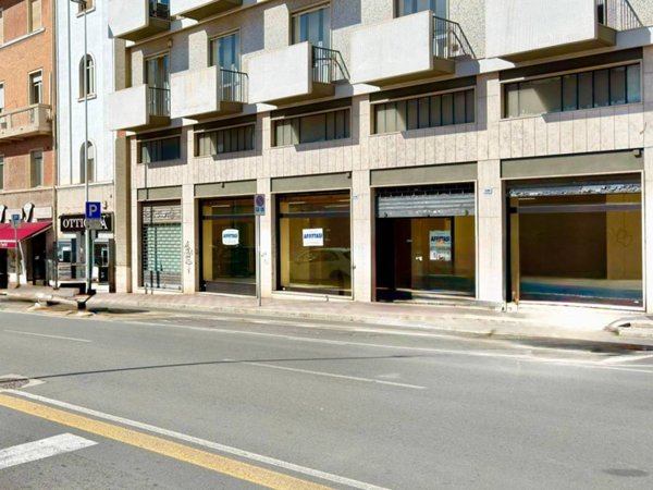 negozio in affitto a Cagliari in zona Villanova