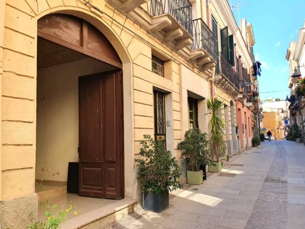 negozio in affitto a Cagliari in zona Villanova
