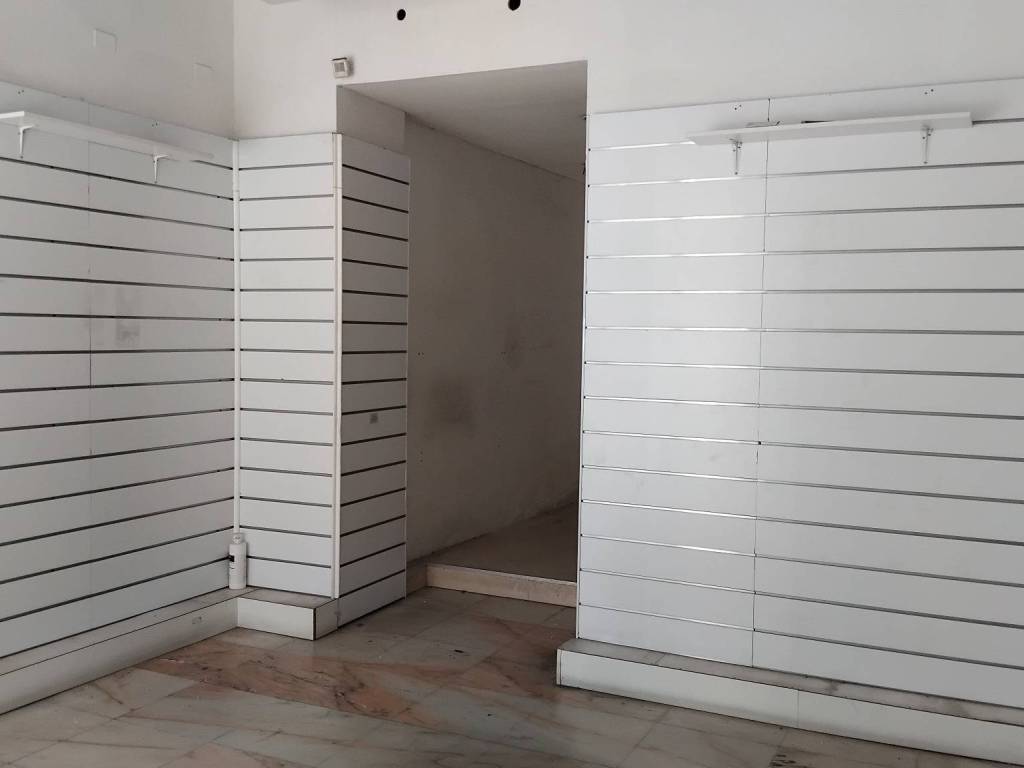 negozio in affitto a Cagliari in zona Villanova