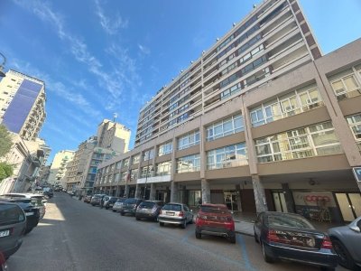 negozio in affitto a Cagliari in zona Stampace/Punici