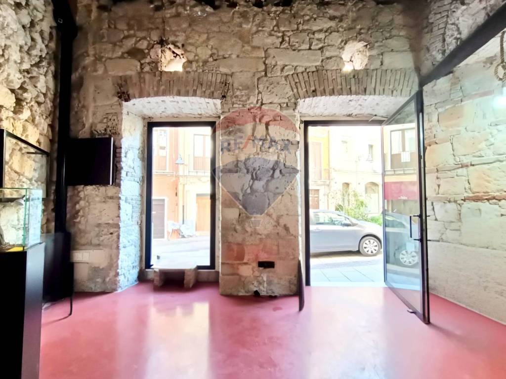 negozio in affitto a Cagliari in zona Villanova