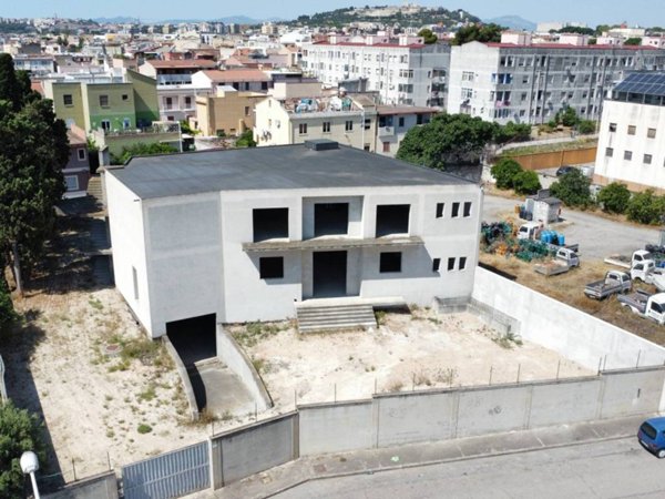 negozio in affitto a Cagliari in zona Pirri