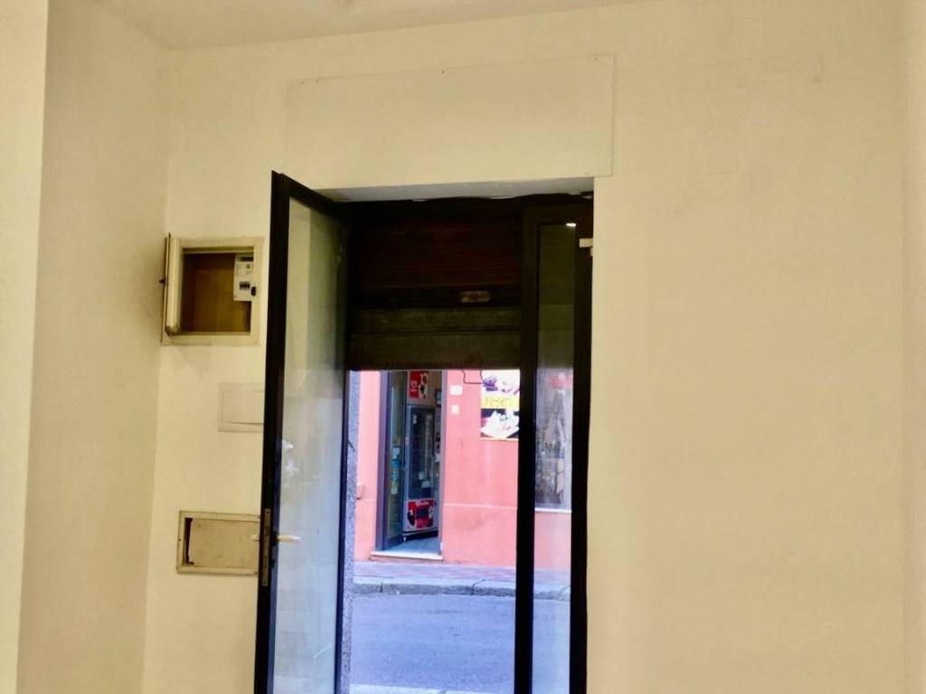 negozio in affitto a Cagliari in zona Villanova