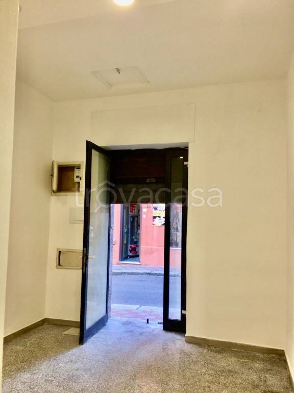 negozio in affitto a Cagliari in zona Villanova