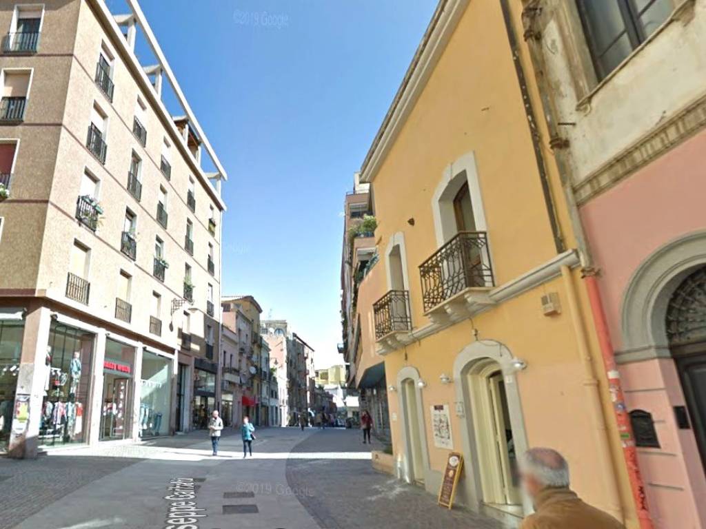 negozio in affitto a Cagliari in zona Villanova