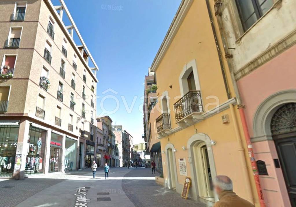 negozio in affitto a Cagliari in zona Villanova